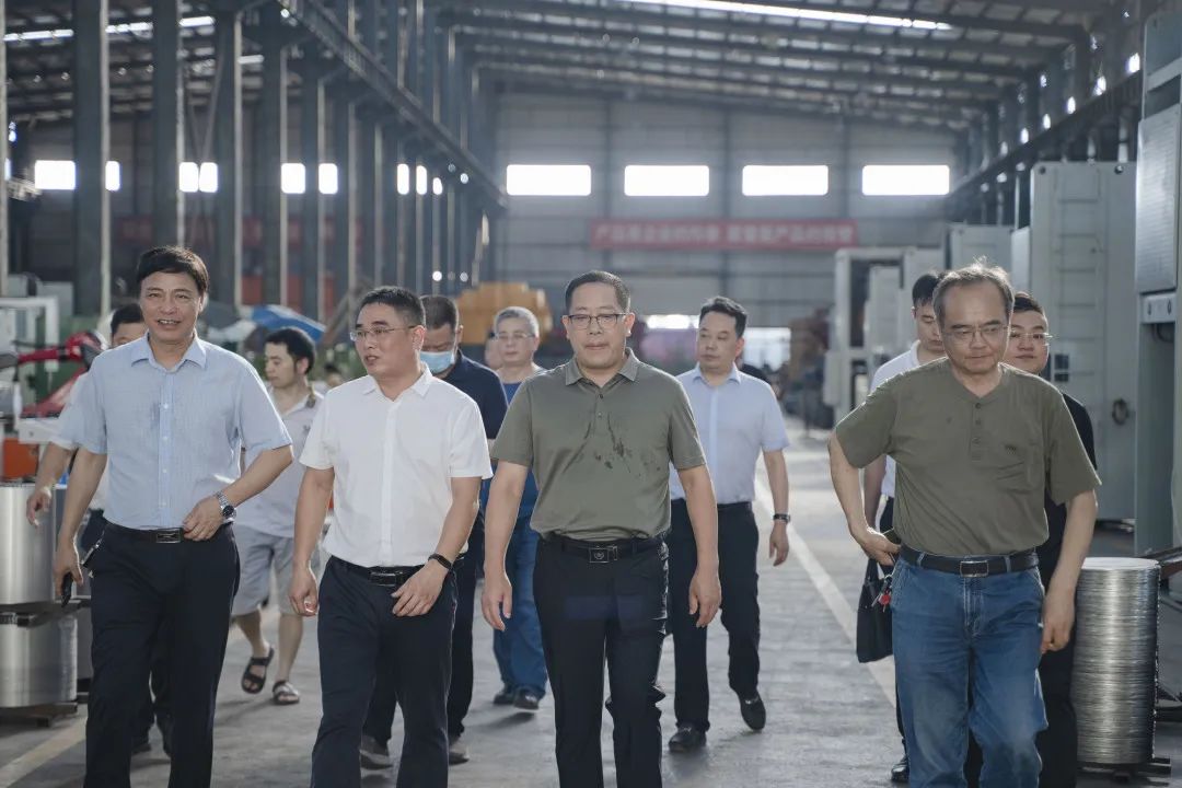 衡東縣縣委副書(shū)記、縣長(cháng)對朝陽(yáng)集團自動(dòng)化生產(chǎn)線(xiàn)進(jìn)行視察